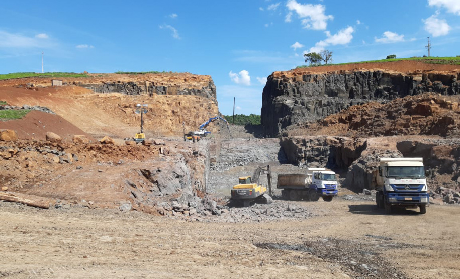 O canteiro de obras da Pequena Central Hidrelétrica (PCH) Bela Vista está movimentado. Cerca de 300 pessoas já trabalham no empreendimento que está sendo construído no Rio Chopim, entre os municípios de Verê e São João, no Sudoeste do Estado. Foto: Copel