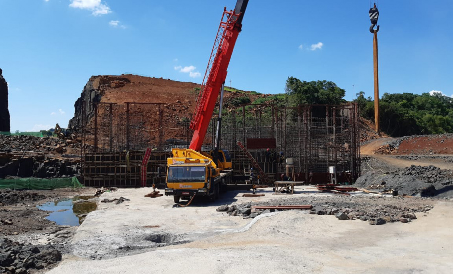O canteiro de obras da Pequena Central Hidrelétrica (PCH) Bela Vista está movimentado. Cerca de 300 pessoas já trabalham no empreendimento que está sendo construído no Rio Chopim, entre os municípios de Verê e São João, no Sudoeste do Estado. Foto: Copel