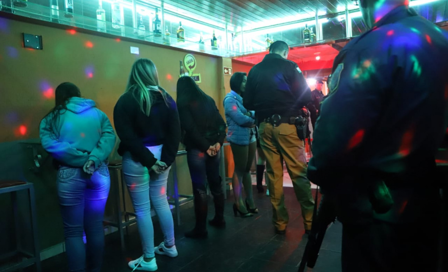 A Força-Tarefa Infância Segura de Combate a Crimes contra a Criança realizou na noite de quinta-feira (28) ações de fiscalização e conscientização em estabelecimentos comerciais e bares de Curitiba. Foi a sexta Operação Integrada e Ostensiva de Protec&#807;a&#771;o a&#768;s Crianc&#807;as e Adolescentes. Foto:SEJUF