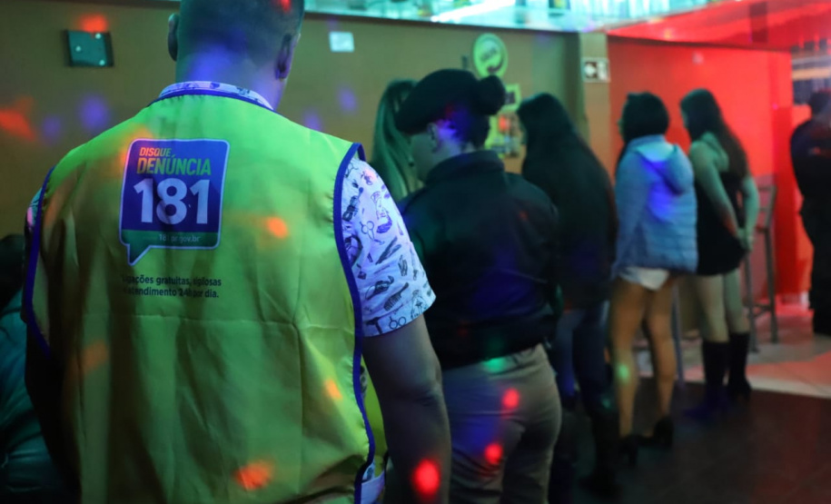 A Força-Tarefa Infância Segura de Combate a Crimes contra a Criança realizou na noite de quinta-feira (28) ações de fiscalização e conscientização em estabelecimentos comerciais e bares de Curitiba. Foi a sexta Operação Integrada e Ostensiva de Protec&#807;a&#771;o a&#768;s Crianc&#807;as e Adolescentes. Foto:SEJUF