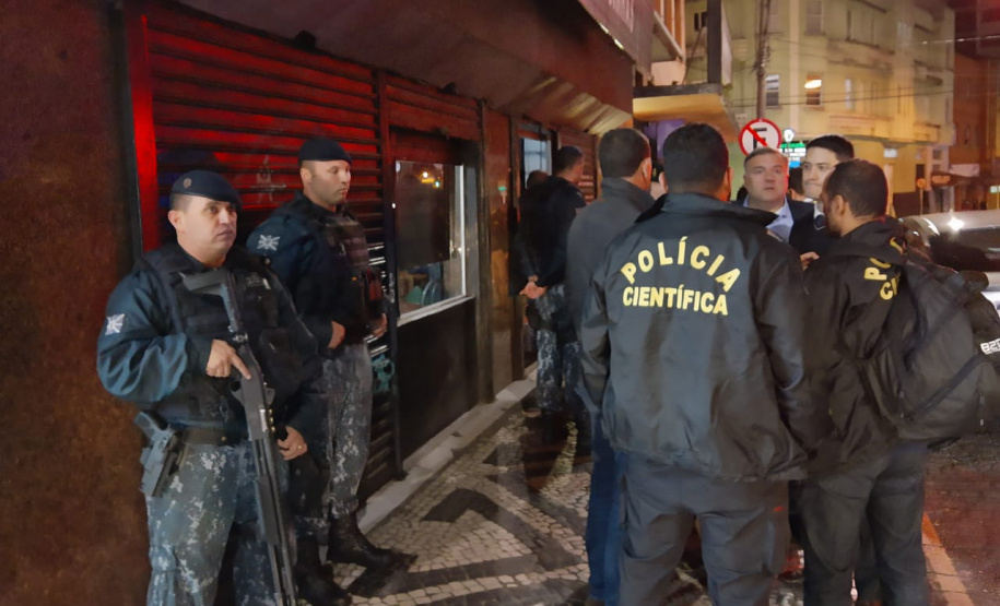 A Força-Tarefa Infância Segura de Combate a Crimes contra a Criança realizou na noite de quinta-feira (28) ações de fiscalização e conscientização em estabelecimentos comerciais e bares de Curitiba. Foi a sexta Operação Integrada e Ostensiva de Protec&#807;a&#771;o a&#768;s Crianc&#807;as e Adolescentes. Foto:SEJUF