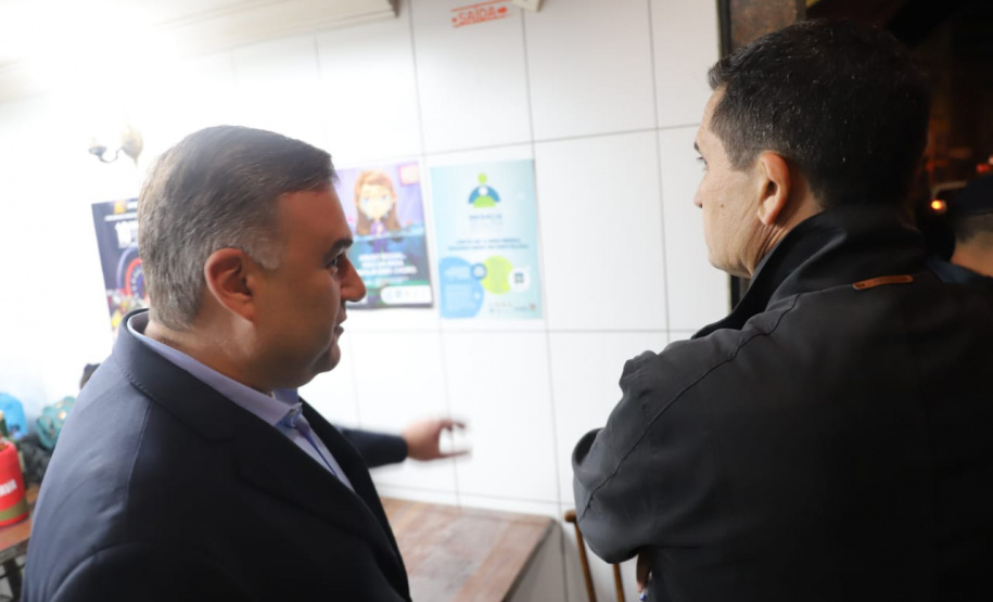 A Força-Tarefa Infância Segura de Combate a Crimes contra a Criança realizou na noite de quinta-feira (28) ações de fiscalização e conscientização em estabelecimentos comerciais e bares de Curitiba. Foi a sexta Operação Integrada e Ostensiva de Protec&#807;a&#771;o a&#768;s Crianc&#807;as e Adolescentes. Foto:SEJUF