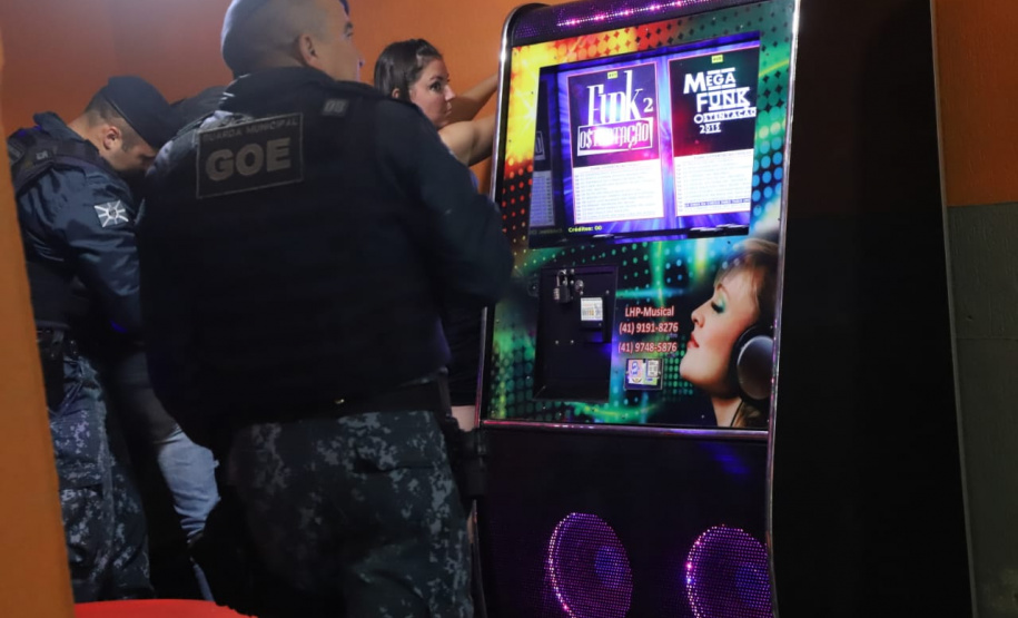 A Força-Tarefa Infância Segura de Combate a Crimes contra a Criança realizou na noite de quinta-feira (28) ações de fiscalização e conscientização em estabelecimentos comerciais e bares de Curitiba. Foi a sexta Operação Integrada e Ostensiva de Protec&#807;a&#771;o a&#768;s Crianc&#807;as e Adolescentes. Foto:SEJUF