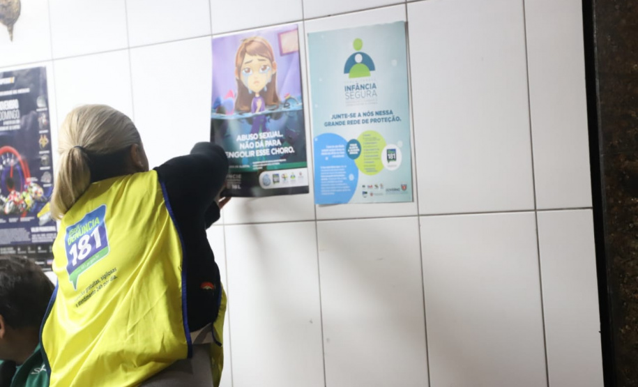 A Força-Tarefa Infância Segura de Combate a Crimes contra a Criança realizou na noite de quinta-feira (28) ações de fiscalização e conscientização em estabelecimentos comerciais e bares de Curitiba. Foi a sexta Operação Integrada e Ostensiva de Protec&#807;a&#771;o a&#768;s Crianc&#807;as e Adolescentes. Foto:SEJUF