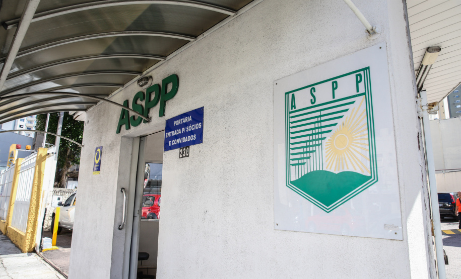 A Associação dos Servidores Públicos do Paraná (ASPP), entidade que congrega 54 mil funcionários do Estado, celebrou a decisão do governador Carlos Massa Ratinho Junior de antecipar o pagamento do 13º salário para o dia 4 de dezembro e a folha de dezembro e o terço de férias para o dia 23 de dezembro. 29/11/2019  -  Foto: Geraldo Bubniak/AEN