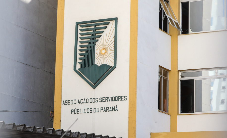A Associação dos Servidores Públicos do Paraná (ASPP), entidade que congrega 54 mil funcionários do Estado, celebrou a decisão do governador Carlos Massa Ratinho Junior de antecipar o pagamento do 13º salário para o dia 4 de dezembro e a folha de dezembro e o terço de férias para o dia 23 de dezembro. 29/11/2019  -  Foto: Geraldo Bubniak/AEN