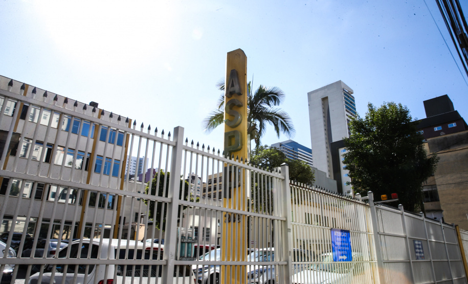 A Associação dos Servidores Públicos do Paraná (ASPP), entidade que congrega 54 mil funcionários do Estado, celebrou a decisão do governador Carlos Massa Ratinho Junior de antecipar o pagamento do 13º salário para o dia 4 de dezembro e a folha de dezembro e o terço de férias para o dia 23 de dezembro. 29/11/2019  -  Foto: Geraldo Bubniak/AEN