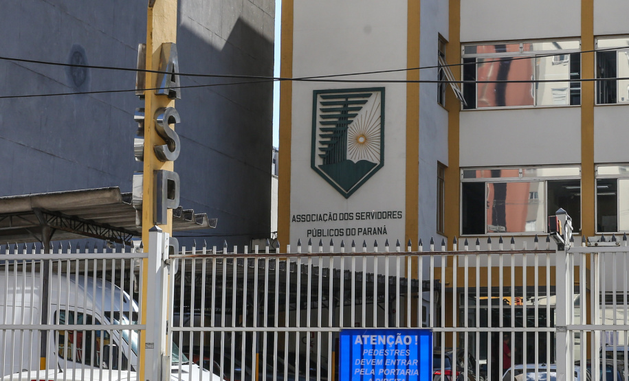 A Associação dos Servidores Públicos do Paraná (ASPP), entidade que congrega 54 mil funcionários do Estado, celebrou a decisão do governador Carlos Massa Ratinho Junior de antecipar o pagamento do 13º salário para o dia 4 de dezembro e a folha de dezembro e o terço de férias para o dia 23 de dezembro. 29/11/2019  -  Foto: Geraldo Bubniak/AEN