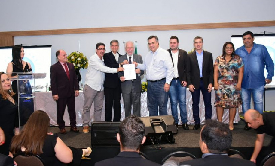 O Governo do Estado vai destinar R$ 1,3 milhão para a construção do centro cirúrgico da Santa Casa de Cambará. O secretário de Estado da Saúde Beto Preto e o vice-governador Darci Piana estiveram na cidade e comunicaram o investimento que vai reforçar o atendimento de média e alta complexidade na região.
Foto: SESA