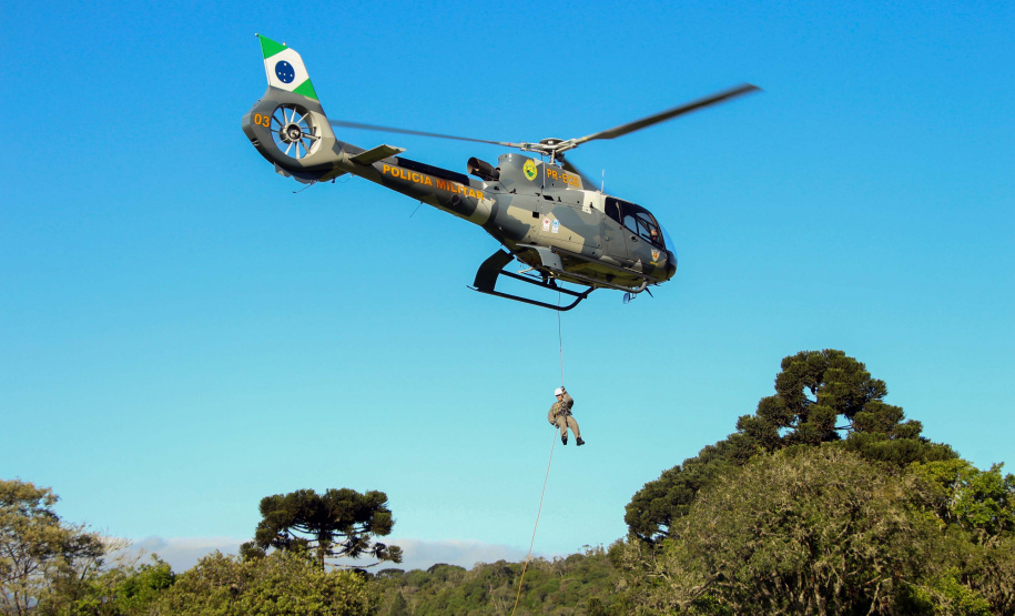 A temporada de verão 2019/2020 contará com uma base do Batalhão de Polícia Militar de Operações Aéreas (Bpmoa) em Matinhos para dar suporte às equipes da PM e do Corpo de Bombeiros em operações, radiopatrulhamento aéreo, resgates e remoções aeromédicas, entre outras ações.
Foto: PMPR