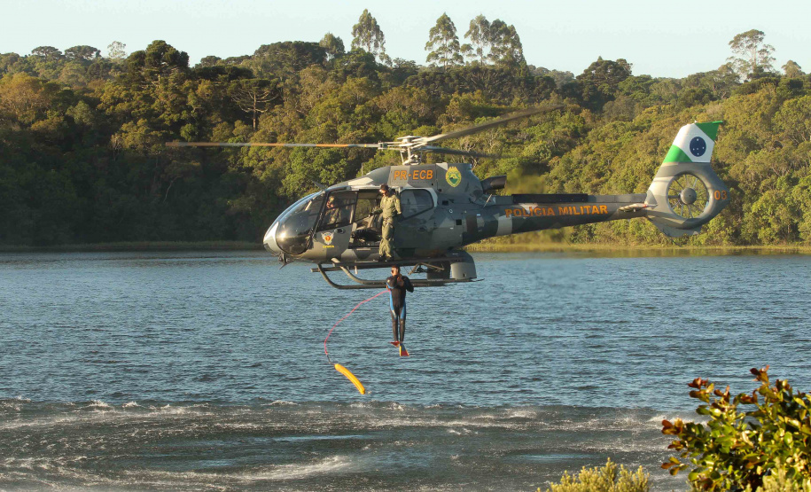 A temporada de verão 2019/2020 contará com uma base do Batalhão de Polícia Militar de Operações Aéreas (Bpmoa) em Matinhos para dar suporte às equipes da PM e do Corpo de Bombeiros em operações, radiopatrulhamento aéreo, resgates e remoções aeromédicas, entre outras ações.
Foto: PMPR