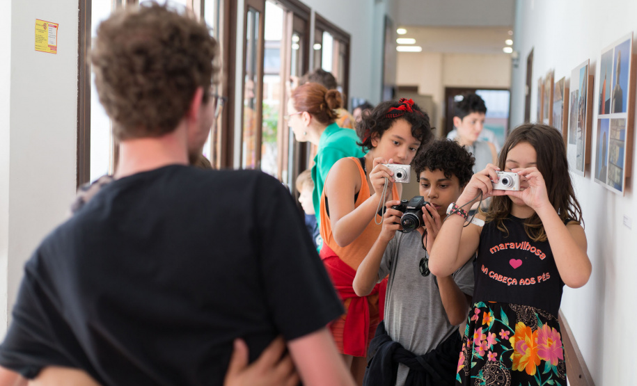 O olhar sensível de Alessandra Rocio de Andrade, aluna da APAE e estagiária de Educação Especial no Centro Juvenil de Artes (CJA) e no Museu Casa Alfredo Andersen (MCAA) de 2014 a 2019, deu origem à exposição fotográfica que leva seu nome. A mostra reúne imagens capturadas por Alessandra no primeiro semestre deste ano, quando participou da Oficina de Fotografia ministrada pelo fotógrafo Aurélio Peluso.