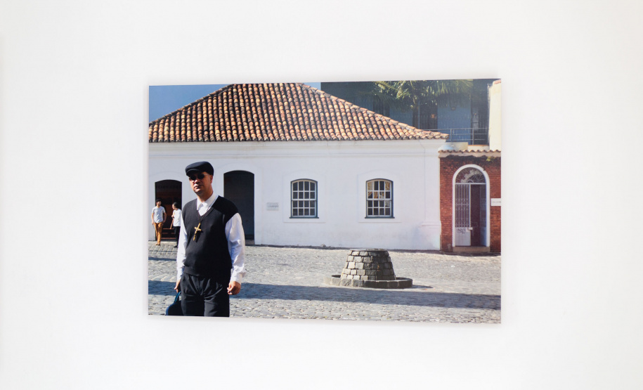 O olhar sensível de Alessandra Rocio de Andrade, aluna da APAE e estagiária de Educação Especial no Centro Juvenil de Artes (CJA) e no Museu Casa Alfredo Andersen (MCAA) de 2014 a 2019, deu origem à exposição fotográfica que leva seu nome. A mostra reúne imagens capturadas por Alessandra no primeiro semestre deste ano, quando participou da Oficina de Fotografia ministrada pelo fotógrafo Aurélio Peluso.