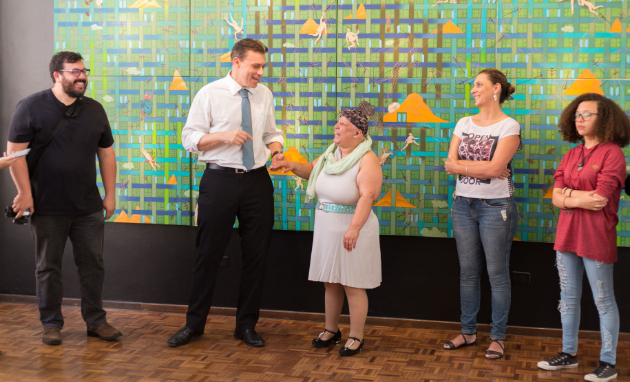 O olhar sensível de Alessandra Rocio de Andrade, aluna da APAE e estagiária de Educação Especial no Centro Juvenil de Artes (CJA) e no Museu Casa Alfredo Andersen (MCAA) de 2014 a 2019, deu origem à exposição fotográfica que leva seu nome. A mostra reúne imagens capturadas por Alessandra no primeiro semestre deste ano, quando participou da Oficina de Fotografia ministrada pelo fotógrafo Aurélio Peluso.