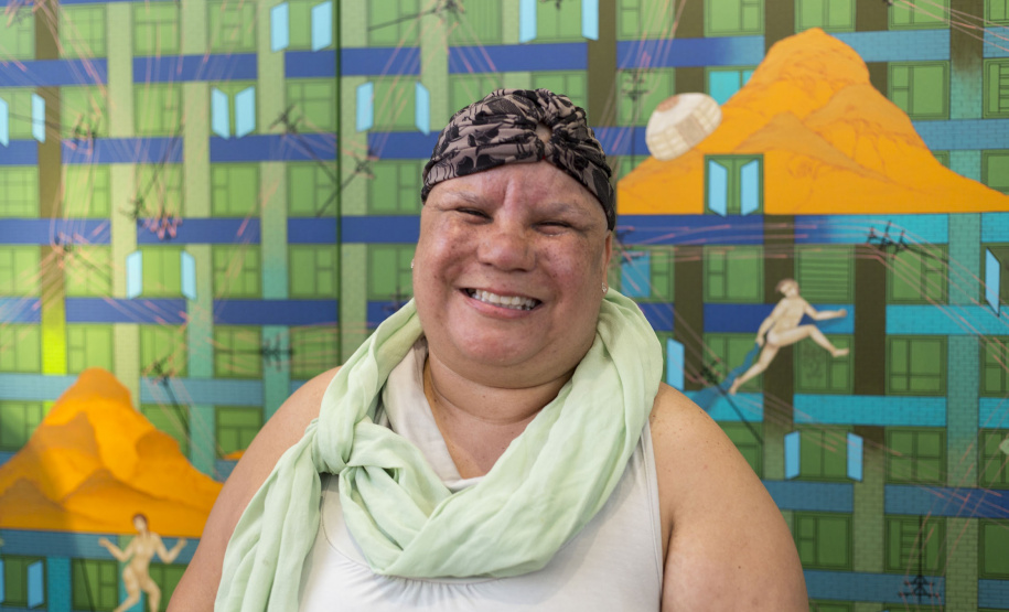 O olhar sensível de Alessandra Rocio de Andrade, aluna da APAE e estagiária de Educação Especial no Centro Juvenil de Artes (CJA) e no Museu Casa Alfredo Andersen (MCAA) de 2014 a 2019, deu origem à exposição fotográfica que leva seu nome. A mostra reúne imagens capturadas por Alessandra no primeiro semestre deste ano, quando participou da Oficina de Fotografia ministrada pelo fotógrafo Aurélio Peluso.