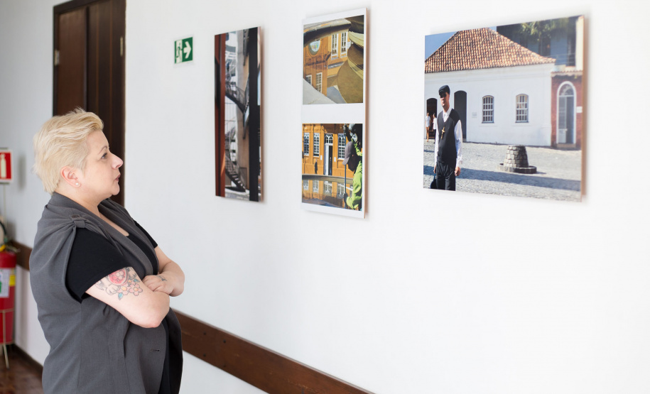 O olhar sensível de Alessandra Rocio de Andrade, aluna da APAE e estagiária de Educação Especial no Centro Juvenil de Artes (CJA) e no Museu Casa Alfredo Andersen (MCAA) de 2014 a 2019, deu origem à exposição fotográfica que leva seu nome. A mostra reúne imagens capturadas por Alessandra no primeiro semestre deste ano, quando participou da Oficina de Fotografia ministrada pelo fotógrafo Aurélio Peluso.