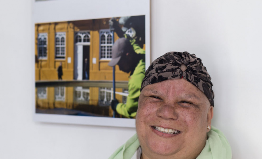 O olhar sensível de Alessandra Rocio de Andrade, aluna da APAE e estagiária de Educação Especial no Centro Juvenil de Artes (CJA) e no Museu Casa Alfredo Andersen (MCAA) de 2014 a 2019, deu origem à exposição fotográfica que leva seu nome. A mostra reúne imagens capturadas por Alessandra no primeiro semestre deste ano, quando participou da Oficina de Fotografia ministrada pelo fotógrafo Aurélio Peluso.