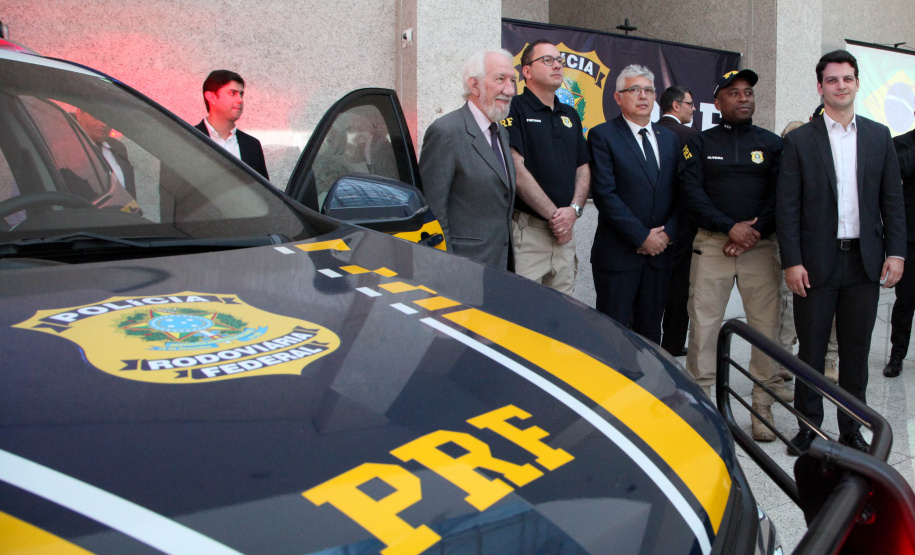 Foram entregues à Polícia Rodoviária Federal (PRF) 26 viaturas blindadas. O vice-governador Darci Piana fez a entrega dos veículos, que foram adquiridos por convênio entre o Governo do Estado, através do Departamento de Estradas de Rodagem (DER), e a superintendência estadual da PRF. Os recursos são dos contratos de concessão das rodovias, para aparelhamento das forças policiais do Estado. Foto: Ari Dias/AEN
