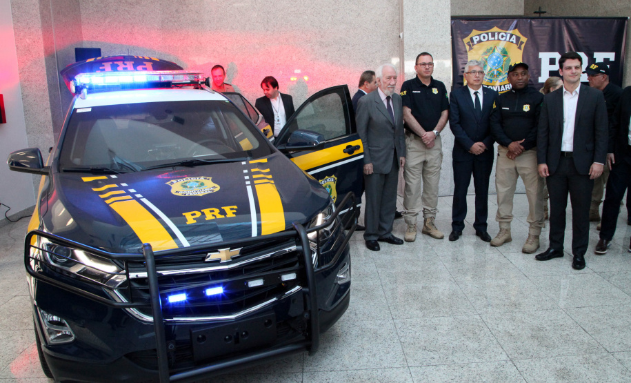 Foram entregues à Polícia Rodoviária Federal (PRF) 26 viaturas blindadas. O vice-governador Darci Piana fez a entrega dos veículos, que foram adquiridos por convênio entre o Governo do Estado, através do Departamento de Estradas de Rodagem (DER), e a superintendência estadual da PRF. Os recursos são dos contratos de concessão das rodovias, para aparelhamento das forças policiais do Estado. Foto: Ari Dias/AEN