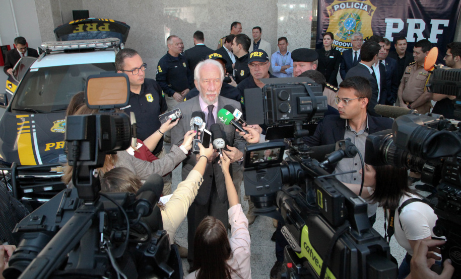 Foram entregues à Polícia Rodoviária Federal (PRF) 26 viaturas blindadas. O vice-governador Darci Piana fez a entrega dos veículos, que foram adquiridos por convênio entre o Governo do Estado, através do Departamento de Estradas de Rodagem (DER), e a superintendência estadual da PRF. Os recursos são dos contratos de concessão das rodovias, para aparelhamento das forças policiais do Estado. Foto: Ari Dias/AEN