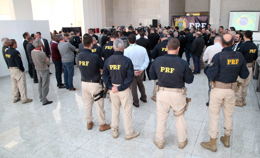 Foram entregues à Polícia Rodoviária Federal (PRF) 26 viaturas blindadas. O vice-governador Darci Piana fez a entrega dos veículos, que foram adquiridos por convênio entre o Governo do Estado, através do Departamento de Estradas de Rodagem (DER), e a superintendência estadual da PRF. Os recursos são dos contratos de concessão das rodovias, para aparelhamento das forças policiais do Estado. Foto: Ari Dias/AEN