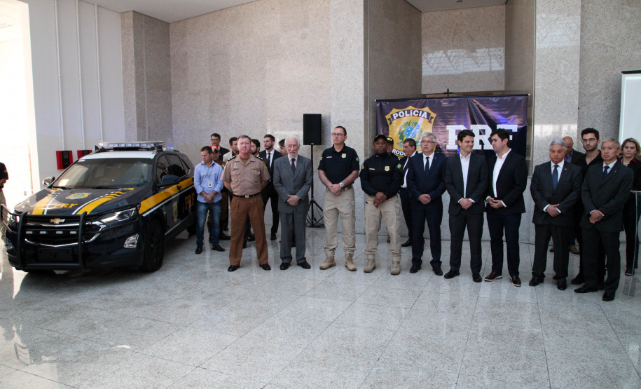 Foram entregues à Polícia Rodoviária Federal (PRF) 26 viaturas blindadas. O vice-governador Darci Piana fez a entrega dos veículos, que foram adquiridos por convênio entre o Governo do Estado, através do Departamento de Estradas de Rodagem (DER), e a superintendência estadual da PRF. Os recursos são dos contratos de concessão das rodovias, para aparelhamento das forças policiais do Estado. Foto: Ari Dias/AEN