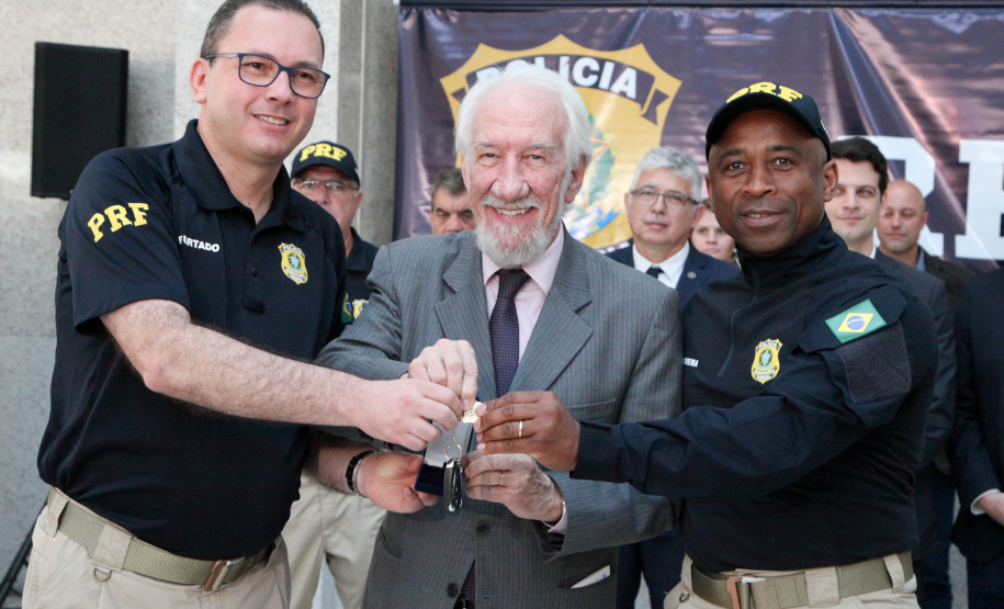 Foram entregues à Polícia Rodoviária Federal (PRF) 26 viaturas blindadas. O vice-governador Darci Piana fez a entrega dos veículos, que foram adquiridos por convênio entre o Governo do Estado, através do Departamento de Estradas de Rodagem (DER), e a superintendência estadual da PRF. Os recursos são dos contratos de concessão das rodovias, para aparelhamento das forças policiais do Estado. Foto: Ari Dias/AEN