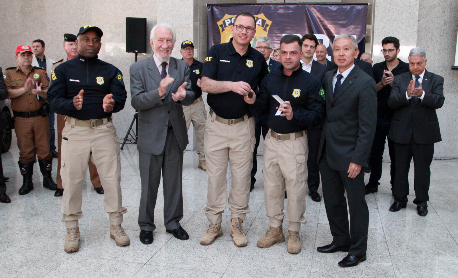 Foram entregues à Polícia Rodoviária Federal (PRF) 26 viaturas blindadas. O vice-governador Darci Piana fez a entrega dos veículos, que foram adquiridos por convênio entre o Governo do Estado, através do Departamento de Estradas de Rodagem (DER), e a superintendência estadual da PRF. Os recursos são dos contratos de concessão das rodovias, para aparelhamento das forças policiais do Estado. Foto: Ari Dias/AEN