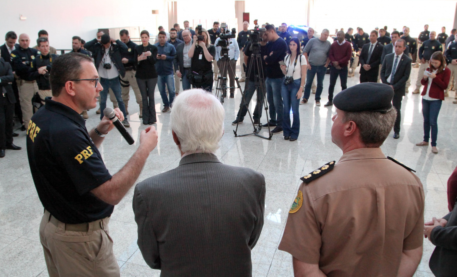 Foram entregues à Polícia Rodoviária Federal (PRF) 26 viaturas blindadas. O vice-governador Darci Piana fez a entrega dos veículos, que foram adquiridos por convênio entre o Governo do Estado, através do Departamento de Estradas de Rodagem (DER), e a superintendência estadual da PRF. Os recursos são dos contratos de concessão das rodovias, para aparelhamento das forças policiais do Estado. Foto: Ari Dias/AEN