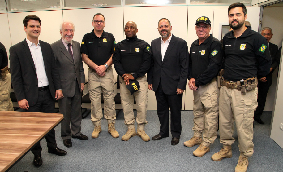 Foram entregues à Polícia Rodoviária Federal (PRF) 26 viaturas blindadas. O vice-governador Darci Piana fez a entrega dos veículos, que foram adquiridos por convênio entre o Governo do Estado, através do Departamento de Estradas de Rodagem (DER), e a superintendência estadual da PRF. Os recursos são dos contratos de concessão das rodovias, para aparelhamento das forças policiais do Estado. Foto: Ari Dias/AEN