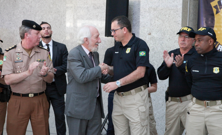 Foram entregues à Polícia Rodoviária Federal (PRF) 26 viaturas blindadas. O vice-governador Darci Piana fez a entrega dos veículos, que foram adquiridos por convênio entre o Governo do Estado, através do Departamento de Estradas de Rodagem (DER), e a superintendência estadual da PRF. Os recursos são dos contratos de concessão das rodovias, para aparelhamento das forças policiais do Estado. Foto: Ari Dias/AEN