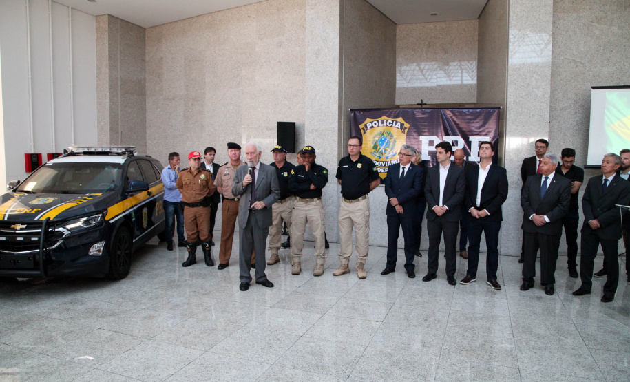 Foram entregues à Polícia Rodoviária Federal (PRF) 26 viaturas blindadas. O vice-governador Darci Piana fez a entrega dos veículos, que foram adquiridos por convênio entre o Governo do Estado, através do Departamento de Estradas de Rodagem (DER), e a superintendência estadual da PRF. Os recursos são dos contratos de concessão das rodovias, para aparelhamento das forças policiais do Estado. Foto: Ari Dias/AEN