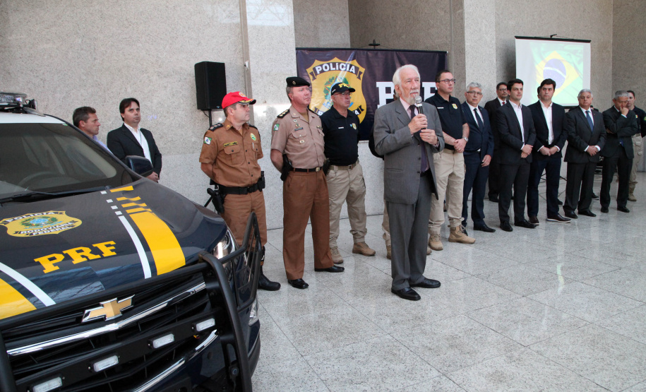 Foram entregues à Polícia Rodoviária Federal (PRF) 26 viaturas blindadas. O vice-governador Darci Piana fez a entrega dos veículos, que foram adquiridos por convênio entre o Governo do Estado, através do Departamento de Estradas de Rodagem (DER), e a superintendência estadual da PRF. Os recursos são dos contratos de concessão das rodovias, para aparelhamento das forças policiais do Estado. Foto: Ari Dias/AEN