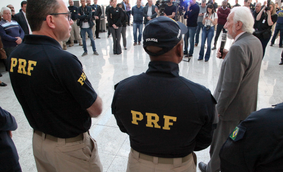 Foram entregues à Polícia Rodoviária Federal (PRF) 26 viaturas blindadas. O vice-governador Darci Piana fez a entrega dos veículos, que foram adquiridos por convênio entre o Governo do Estado, através do Departamento de Estradas de Rodagem (DER), e a superintendência estadual da PRF. Os recursos são dos contratos de concessão das rodovias, para aparelhamento das forças policiais do Estado. Foto: Ari Dias/AEN