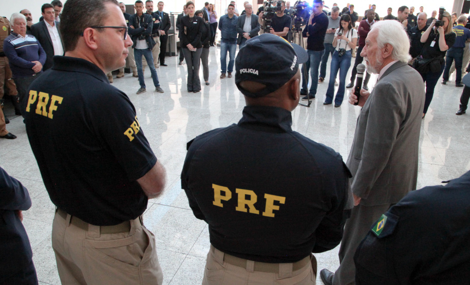 Foram entregues à Polícia Rodoviária Federal (PRF) 26 viaturas blindadas. O vice-governador Darci Piana fez a entrega dos veículos, que foram adquiridos por convênio entre o Governo do Estado, através do Departamento de Estradas de Rodagem (DER), e a superintendência estadual da PRF. Os recursos são dos contratos de concessão das rodovias, para aparelhamento das forças policiais do Estado. Foto: Ari Dias/AEN