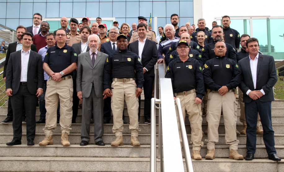 Foram entregues à Polícia Rodoviária Federal (PRF) 26 viaturas blindadas. O vice-governador Darci Piana fez a entrega dos veículos, que foram adquiridos por convênio entre o Governo do Estado, através do Departamento de Estradas de Rodagem (DER), e a superintendência estadual da PRF. Os recursos são dos contratos de concessão das rodovias, para aparelhamento das forças policiais do Estado. Foto: Ari Dias/AEN