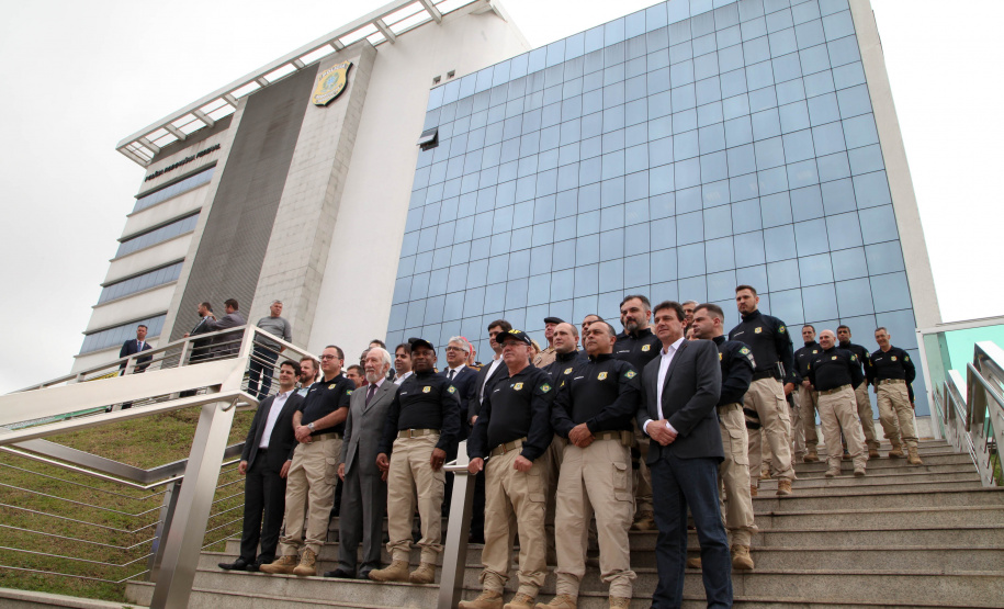 Foram entregues à Polícia Rodoviária Federal (PRF) 26 viaturas blindadas. O vice-governador Darci Piana fez a entrega dos veículos, que foram adquiridos por convênio entre o Governo do Estado, através do Departamento de Estradas de Rodagem (DER), e a superintendência estadual da PRF. Os recursos são dos contratos de concessão das rodovias, para aparelhamento das forças policiais do Estado. Foto: Ari Dias/AEN