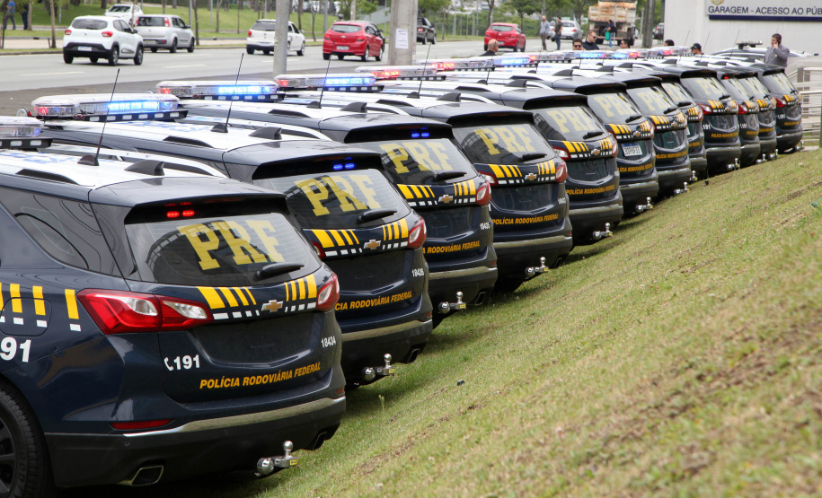 Foram entregues à Polícia Rodoviária Federal (PRF) 26 viaturas blindadas. O vice-governador Darci Piana fez a entrega dos veículos, que foram adquiridos por convênio entre o Governo do Estado, através do Departamento de Estradas de Rodagem (DER), e a superintendência estadual da PRF. Os recursos são dos contratos de concessão das rodovias, para aparelhamento das forças policiais do Estado. Foto: Ari Dias/AEN