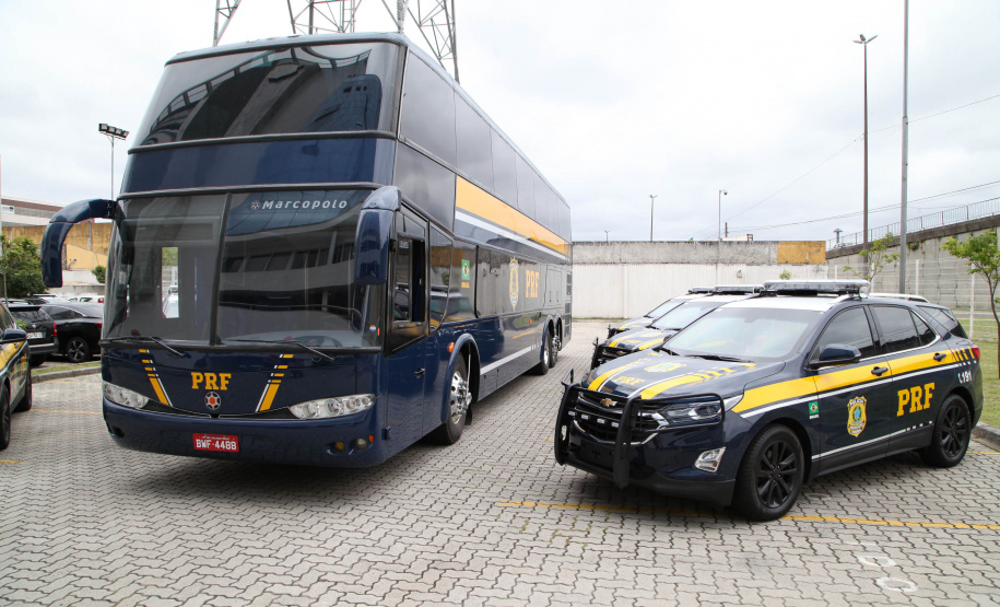 Foram entregues à Polícia Rodoviária Federal (PRF) 26 viaturas blindadas. O vice-governador Darci Piana fez a entrega dos veículos, que foram adquiridos por convênio entre o Governo do Estado, através do Departamento de Estradas de Rodagem (DER), e a superintendência estadual da PRF. Os recursos são dos contratos de concessão das rodovias, para aparelhamento das forças policiais do Estado. Foto: Ari Dias/AEN