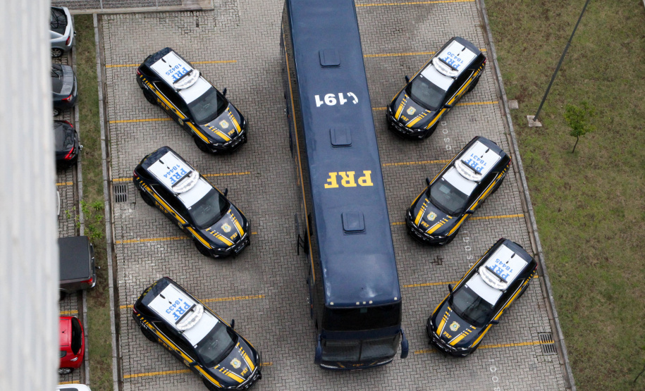 Foram entregues à Polícia Rodoviária Federal (PRF) 26 viaturas blindadas. O vice-governador Darci Piana fez a entrega dos veículos, que foram adquiridos por convênio entre o Governo do Estado, através do Departamento de Estradas de Rodagem (DER), e a superintendência estadual da PRF. Os recursos são dos contratos de concessão das rodovias, para aparelhamento das forças policiais do Estado. Foto: Ari Dias/AEN