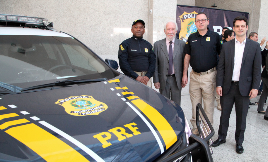Foram entregues à Polícia Rodoviária Federal (PRF) 26 viaturas blindadas. O vice-governador Darci Piana fez a entrega dos veículos, que foram adquiridos por convênio entre o Governo do Estado, através do Departamento de Estradas de Rodagem (DER), e a superintendência estadual da PRF. Os recursos são dos contratos de concessão das rodovias, para aparelhamento das forças policiais do Estado. Foto: Ari Dias/AEN