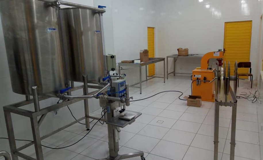 Cerca de 40 integrantes ativos da Associação dos Apicultores do município de Mato Rico têm agora uma nova unidade de beneficiamento de mel, situada na comunidade Rio Perdido. O local foi viabilizado por meio de parceria entre a Secretaria de Estado da Agricultura e do Abastecimento, Agência de Defesa Agropecuária (Adapar), prefeitura e a associação. Foto: SEAB