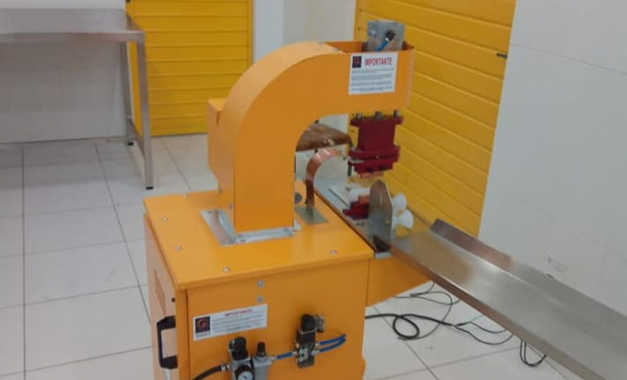 Cerca de 40 integrantes ativos da Associação dos Apicultores do município de Mato Rico têm agora uma nova unidade de beneficiamento de mel, situada na comunidade Rio Perdido. O local foi viabilizado por meio de parceria entre a Secretaria de Estado da Agricultura e do Abastecimento, Agência de Defesa Agropecuária (Adapar), prefeitura e a associação. Foto: SEAB