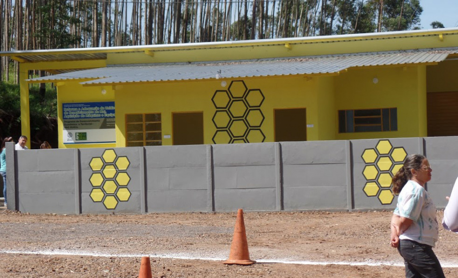 Cerca de 40 integrantes ativos da Associação dos Apicultores do município de Mato Rico têm agora uma nova unidade de beneficiamento de mel, situada na comunidade Rio Perdido. O local foi viabilizado por meio de parceria entre a Secretaria de Estado da Agricultura e do Abastecimento, Agência de Defesa Agropecuária (Adapar), prefeitura e a associação. Foto: SEAB