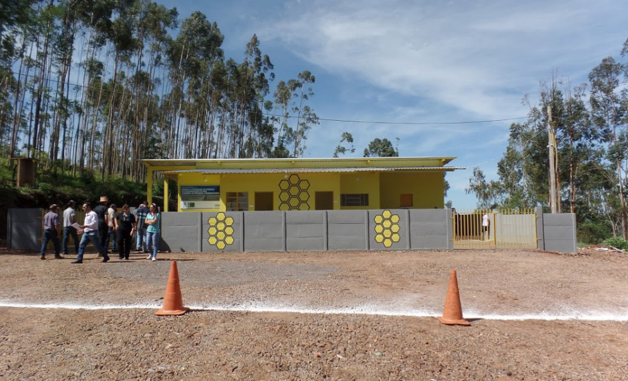 Cerca de 40 integrantes ativos da Associação dos Apicultores do município de Mato Rico têm agora uma nova unidade de beneficiamento de mel, situada na comunidade Rio Perdido. O local foi viabilizado por meio de parceria entre a Secretaria de Estado da Agricultura e do Abastecimento, Agência de Defesa Agropecuária (Adapar), prefeitura e a associação. Foto: SEAB