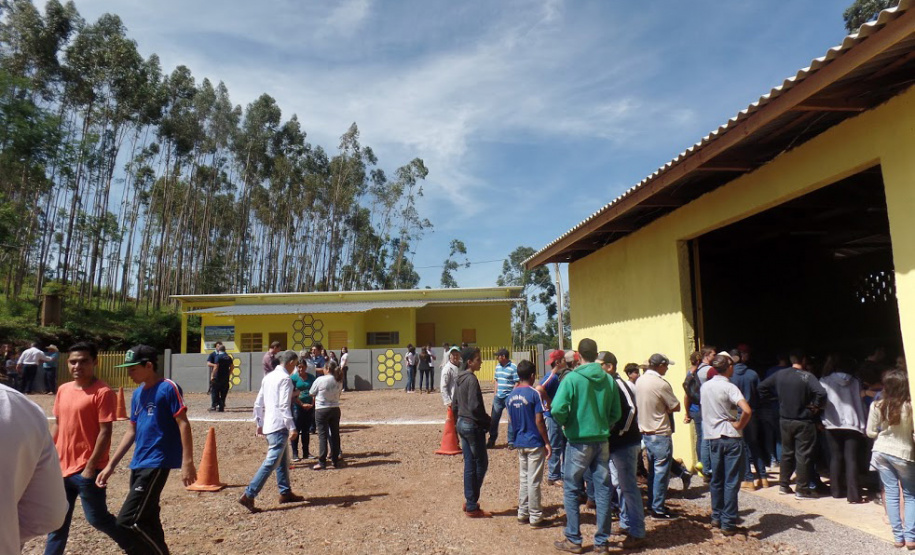 Cerca de 40 integrantes ativos da Associação dos Apicultores do município de Mato Rico têm agora uma nova unidade de beneficiamento de mel, situada na comunidade Rio Perdido. O local foi viabilizado por meio de parceria entre a Secretaria de Estado da Agricultura e do Abastecimento, Agência de Defesa Agropecuária (Adapar), prefeitura e a associação. Foto: SEAB