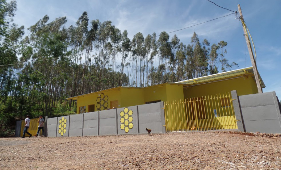 Cerca de 40 integrantes ativos da Associação dos Apicultores do município de Mato Rico têm agora uma nova unidade de beneficiamento de mel, situada na comunidade Rio Perdido. O local foi viabilizado por meio de parceria entre a Secretaria de Estado da Agricultura e do Abastecimento, Agência de Defesa Agropecuária (Adapar), prefeitura e a associação. Foto: SEAB