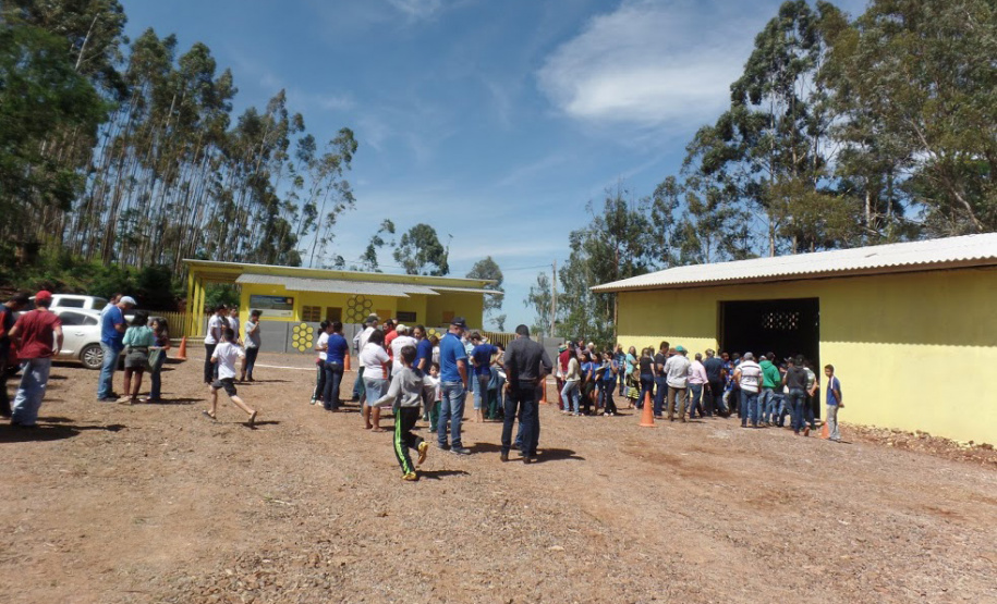 Cerca de 40 integrantes ativos da Associação dos Apicultores do município de Mato Rico têm agora uma nova unidade de beneficiamento de mel, situada na comunidade Rio Perdido. O local foi viabilizado por meio de parceria entre a Secretaria de Estado da Agricultura e do Abastecimento, Agência de Defesa Agropecuária (Adapar), prefeitura e a associação. Foto: SEAB