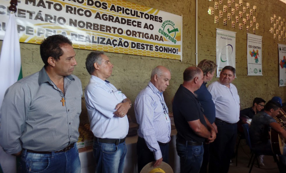 Cerca de 40 integrantes ativos da Associação dos Apicultores do município de Mato Rico têm agora uma nova unidade de beneficiamento de mel, situada na comunidade Rio Perdido. O local foi viabilizado por meio de parceria entre a Secretaria de Estado da Agricultura e do Abastecimento, Agência de Defesa Agropecuária (Adapar), prefeitura e a associação. Foto: SEAB