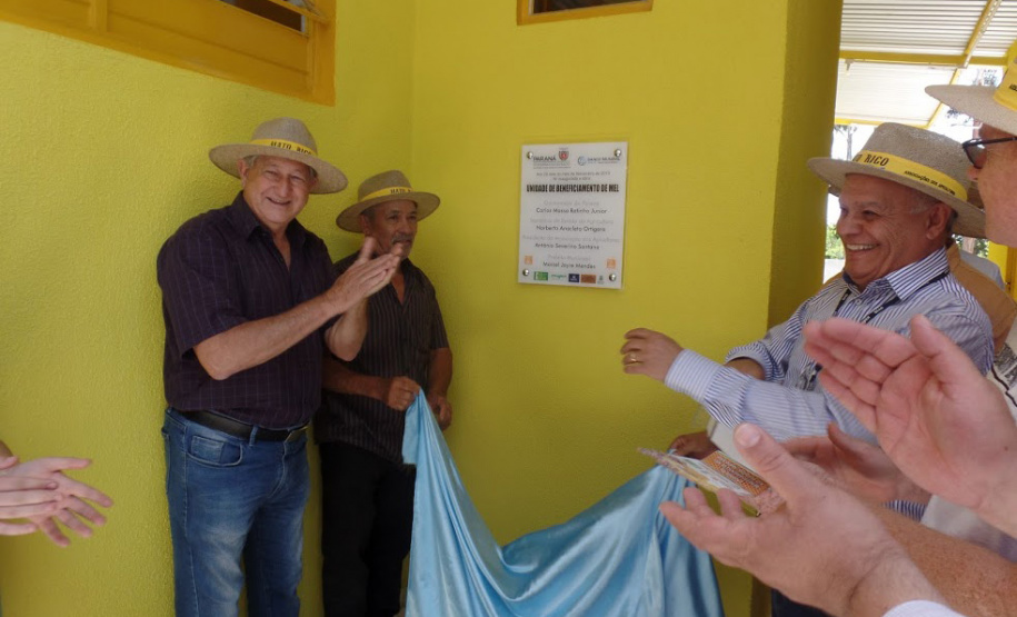 Cerca de 40 integrantes ativos da Associação dos Apicultores do município de Mato Rico têm agora uma nova unidade de beneficiamento de mel, situada na comunidade Rio Perdido. O local foi viabilizado por meio de parceria entre a Secretaria de Estado da Agricultura e do Abastecimento, Agência de Defesa Agropecuária (Adapar), prefeitura e a associação. Foto: SEAB